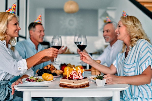 Foto Ältere freunde, die geburtstag feiern