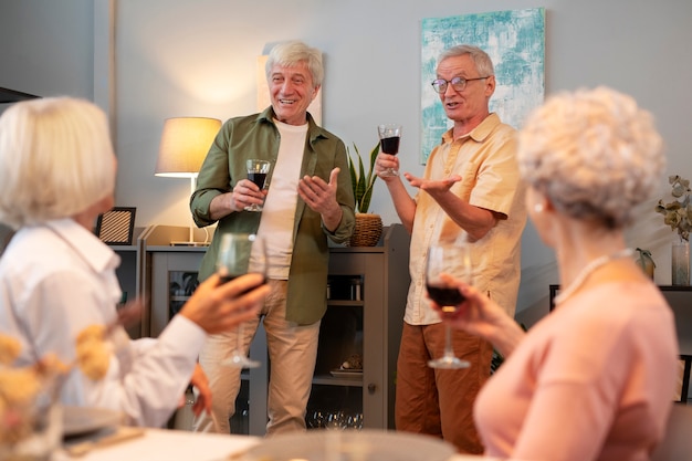 Foto Ältere freunde, die nachts eine party feiern