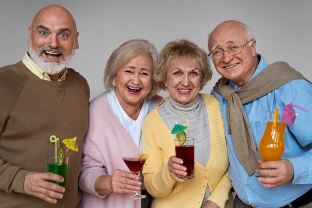 Foto Ältere freunde, die vorderansicht der getränke trinken