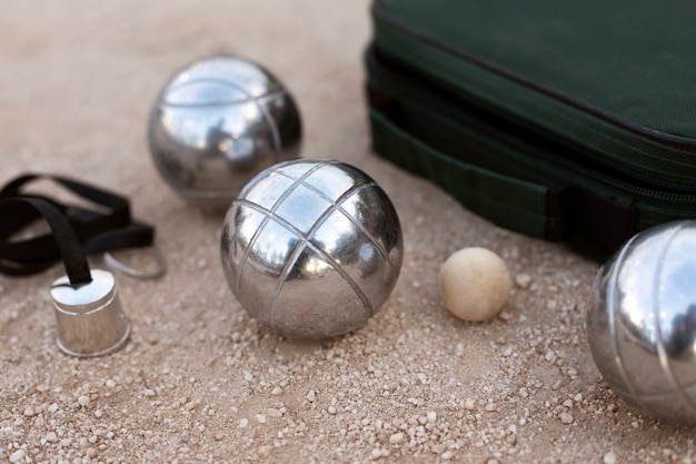 Foto Ältere freunde spielen petanque