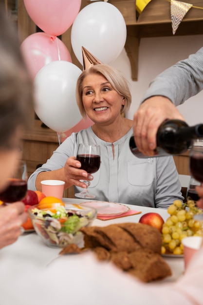 Foto Ältere leute, die spaß auf der party haben