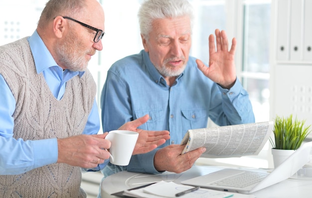 Ältere Männer, die Zeitung lesen