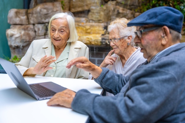 Foto Ältere menschen benutzen laptops in einem pflegeheim