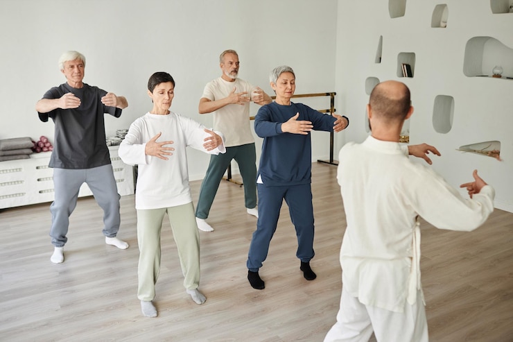 Foto ältere menschen machen qigong-übungen