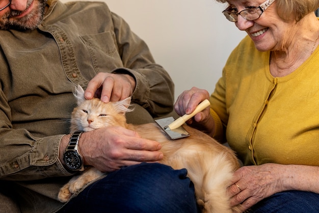 Foto Ältere menschen mit katzenhaustier