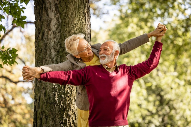 Foto Ältere menschen versuchen, gemeinsam spaß zu haben gesunde ältere menschen