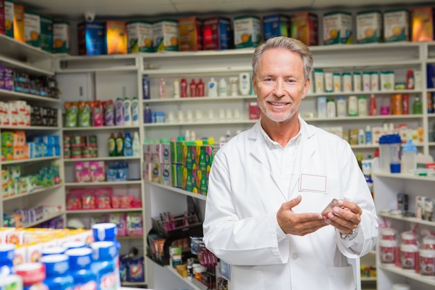 Älterer Apotheker, der Medizin hält