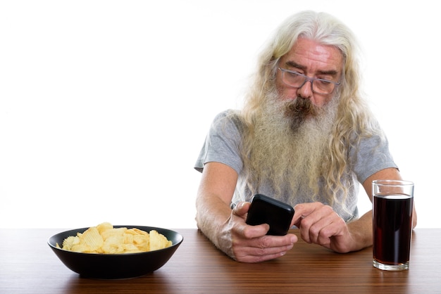 älterer bärtiger Mann mit Handy