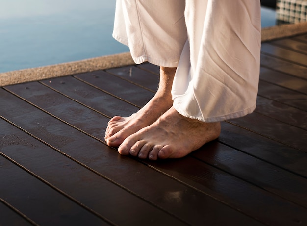 Foto Älterer erwachsener übender yoga am pool