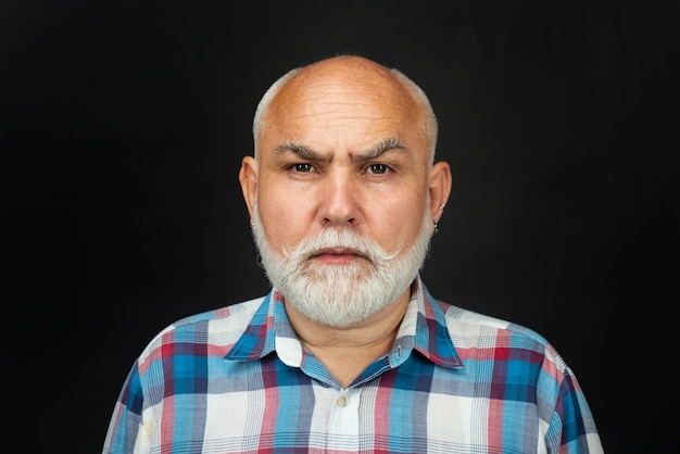 Foto Älterer kaukasischer alter mann konfrontiert ernsthafter älterer mann mit grauem bart isoliert auf dem studio-hintergrund