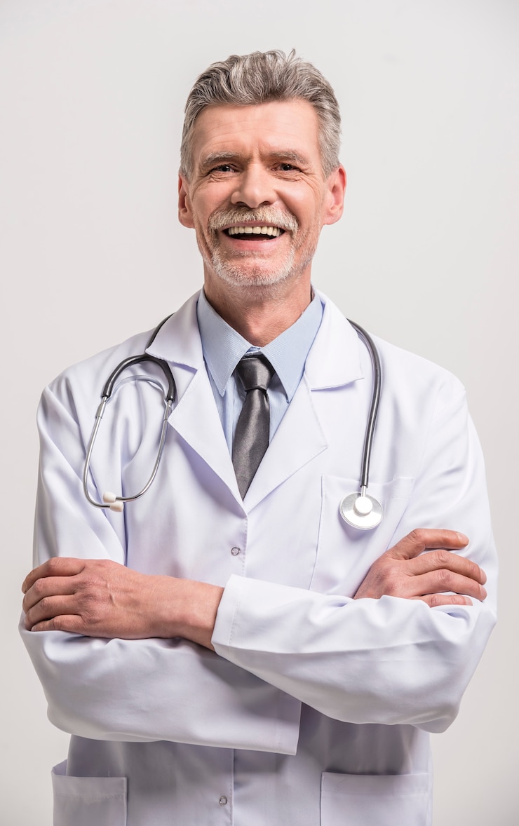 Foto älterer männlicher doktor mit den gekreuzten händen