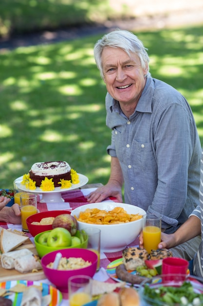 Foto Älterer mann, der picknick hat