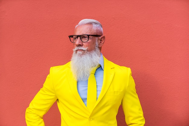 älterer Mann im extravaganten gelben Anzug