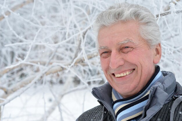 Älterer Mann mit gekreuzten Armen