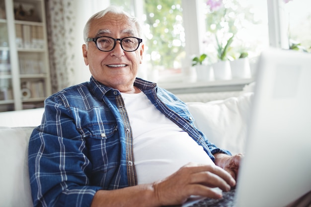 Foto Älterer mann mit laptop