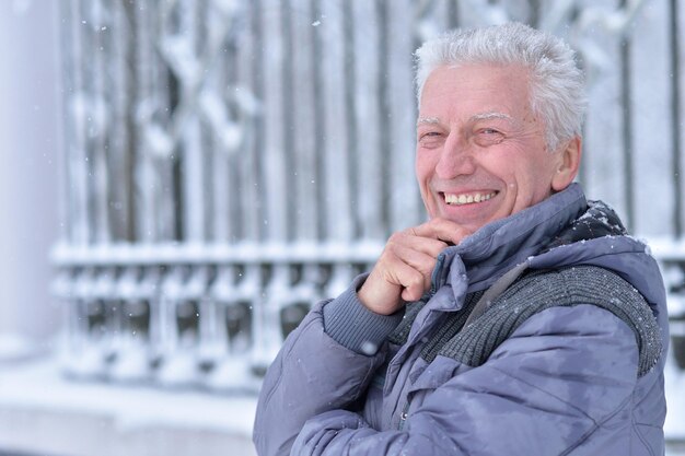 älterer Mann steht im Freien