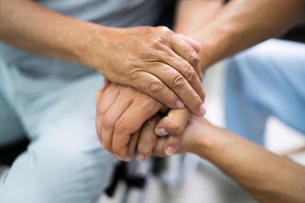Foto Älterer patient hilft der krankenschwester mit der hand