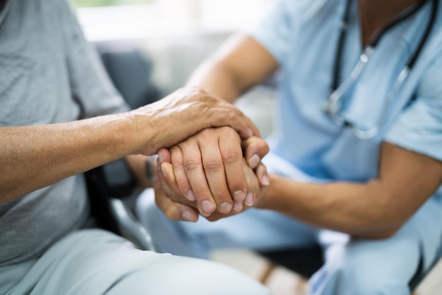 Älterer Patient hilft der Krankenschwester mit der Hand