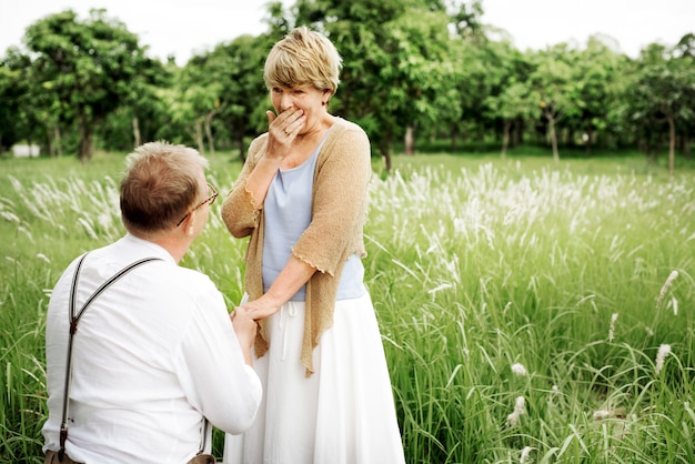 Foto Älteres älteres paar-romance liebes-konzept