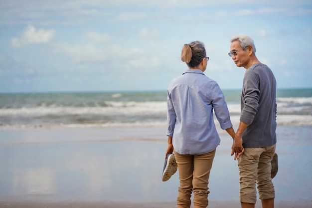 Älteres Ehepaar am Meer