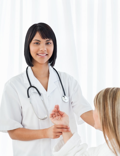 Älteres Gespräch mit ihrer Krankenschwester