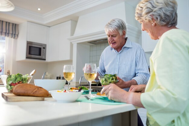 Foto Älteres paar beim gemeinsamen essen