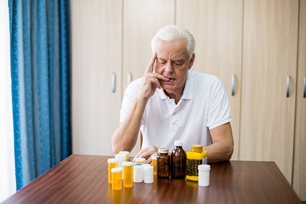 Älteres Sitzen vor Medizin