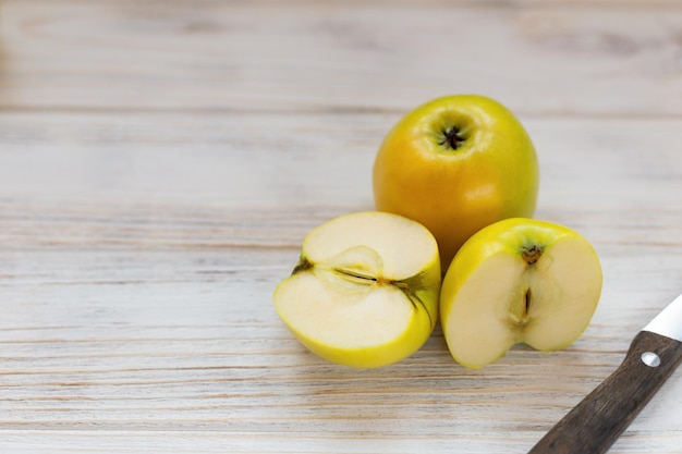 Äpfel auf einem weißen Baum