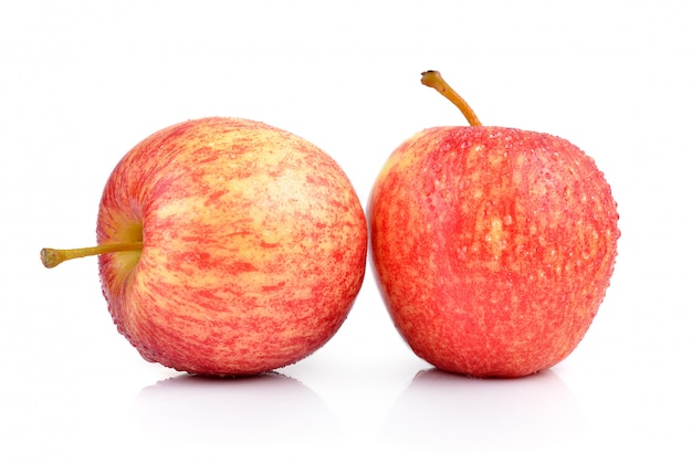 Äpfel auf weißem Tisch