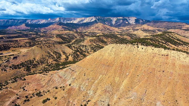 Aérea de montanhas de areia do deserto e tempestade