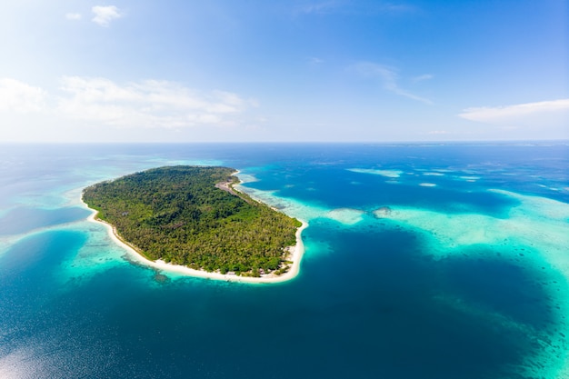 Aérea: exótica ilha tropical isolada destino longe de tudo, recifes de corais mar do Caribe água turquesa praia de areia branca. Indonésia Ilhas Sumatra Banyak