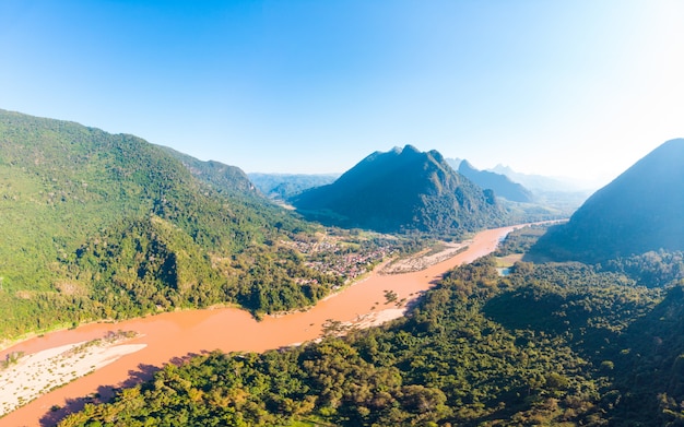 Aérea panorâmica nam ou rio nong khiaw muang ngoi laos, dramática paisagem cênica pináculo penhasco cordilheira