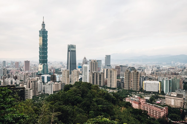 Foto aérea sobre o centro de taipei com taipei 101 arranha-céu no crepúsculo do xiangshan elefante montanha à noite.