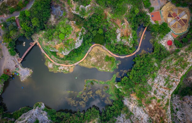 Aérea sobre vista khao ngoo rocha da montanha ou rocha da montanha cobra são penhasco alto e marco província de ratchaburi tailândia