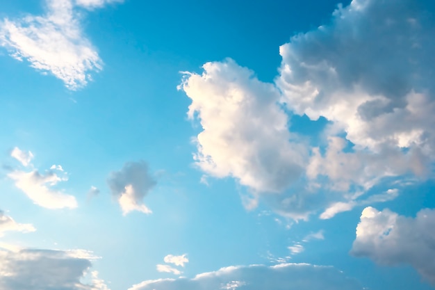 Aéreas nuvens brancas em um céu azul.