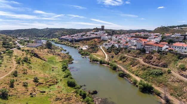 Foto aéreo. a vila de mertola foi filmada com céu drone. portugal alentejo guadiana