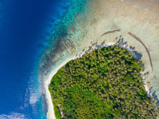 Aéreo de arriba hacia abajo del archipiélago tropical Indonesia, arrecife de coral Playa de arena blanca y agua turquesa.