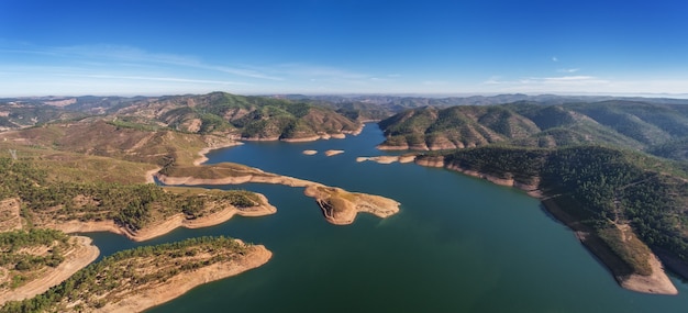 Foto aéreo. barragem de aerofotografia em monchique odelouca.