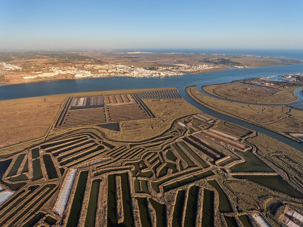 Aéreo. campos texturizados de lagos salgados pantanosos. salines portugal. vila real santo antônio.