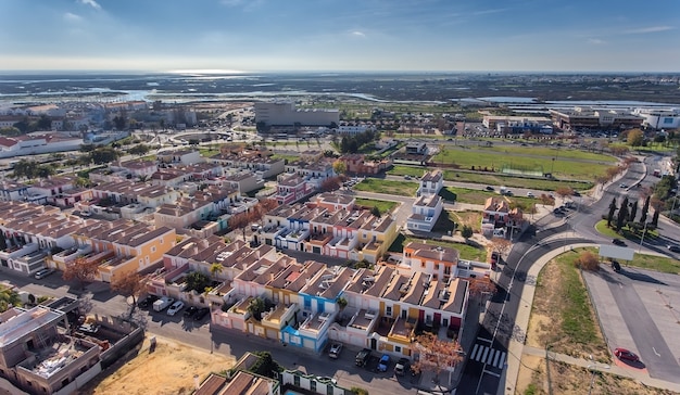 Aéreo. Ciudad de Faro a vista de pájaro, calle Hortas de Figuras. Portugal