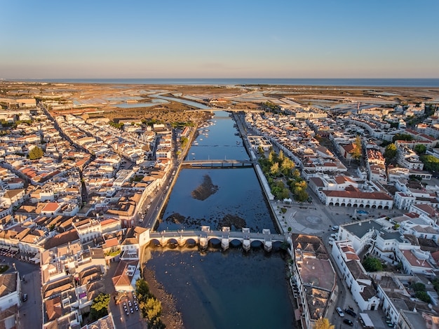 Aéreo. Ciudad turística de Tavira, filmada desde el cielo.