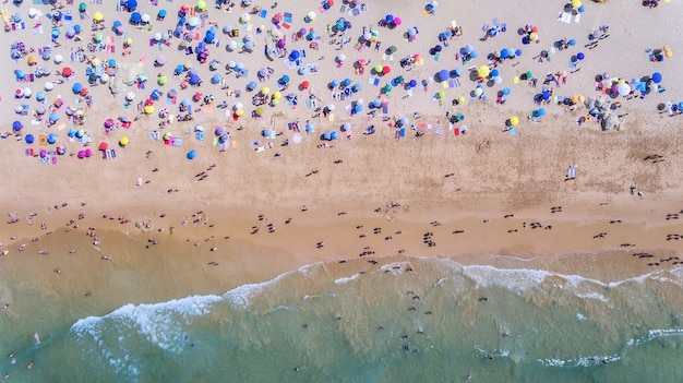 Aéreo. Fotografía conceptual de la playa y los turistas. Del cielo