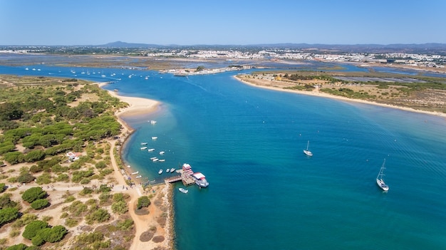 Aéreo. golfo da ilha fluvial de tavira. vista do céu