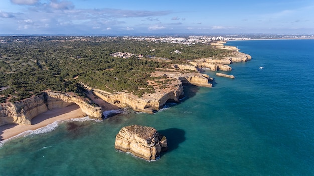 Foto aéreo. hermosas playas portuguesas marinha, albufeira vista desde el cielo.