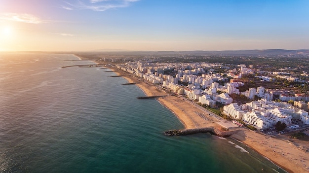 Aéreo. Paisaje desde el cielo de las playas del Algarve Quarteira Vilamoura.