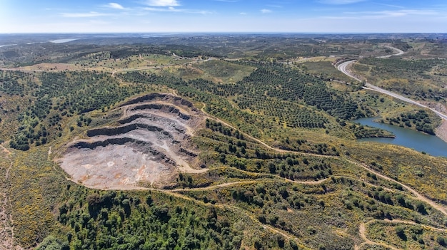 Aéreo. Pedreiras, minas perto do reservatório Odeleite. Portugal