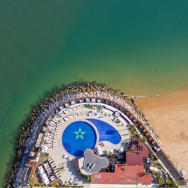 Aéreo. Piscina no oceano. A foto do céu é tirada por drones.