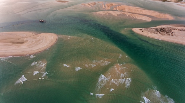 Aéreo. Playas de arena en Ria Formosa, Fuseta y gaviotas.