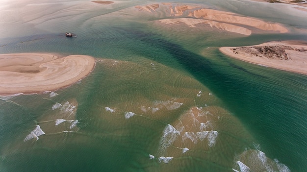 Foto aéreo. praias de areia na ria formosa, fuseta e gaivotas.