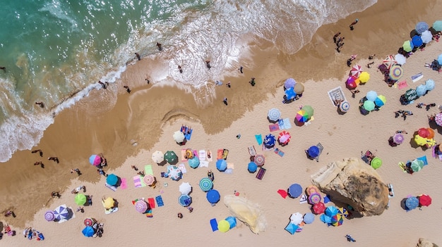 Aéreo. Praias turísticas da cidade portuguesa de Portimão. Filmado por drones